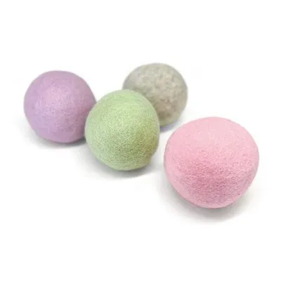 Vier vilten ballen in pastelkleuren: paars, groen, grijs en roze. Materiaal: vilt. Geen merknaam of tekst zichtbaar.