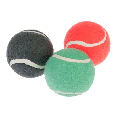 Trois balles en feutre pour animaux, une noire, une verte et une rouge, avec bande blanche visible sur chaque balle.