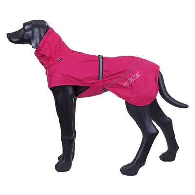 Rukka Hundemantel in Rot, Modell auf schwarzer Hundepuppe. Mit verstellbarem Gurt und reflektierenden Details.