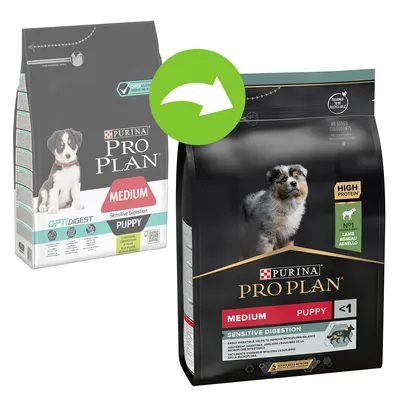 Două ambalaje hrană pentru căței Purina Pro Plan Medium Puppy Sensitive Digestion, cu miel, unul vechi și unul nou, săgeată verde indicând schimbarea designului. Text vizibil: High Protein.