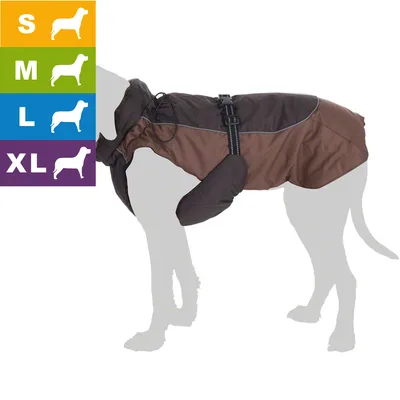 Koiran takki ruskeaa ja tummanruskeaa kangasta, päällä valjaat. Vasemmalla kokovalinnat: S, M, L, XL koiran silueteilla. Koiran takki ruskeaa ja tummanruskeaa kangasta, päällä valjaat. Vasemmalla kokovalinnat: S, M, L, XL koiran silueteilla.