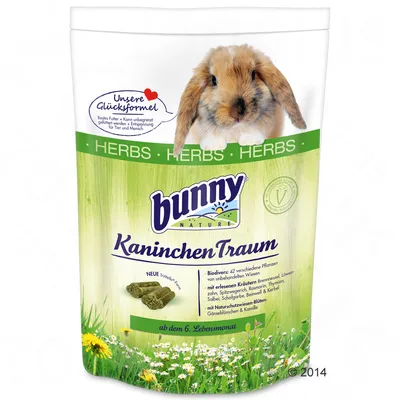Ambalaj hrană pentru iepuri Bunny Nature KaninchenTraum, text vizibil: HERBS, ab dem 6. Lebensmonat, imagine iepure, ingrediente și informații în limba germană. Ambalaj hrană pentru iepuri Bunny Nature KaninchenTraum, text vizibil: HERBS, ab dem 6. Lebensmonat, imagine iepure, ingrediente și informații în limba germană.