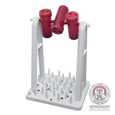 Gioco interattivo per animali in plastica con tre cilindri rossi forati su supporto bianco e base con pioli. Marchio Animal Welfare Compliant visibile con numero ispezione 201711041. Gioco interattivo per animali in plastica con tre cilindri rossi forati su supporto bianco e base con pioli. Marchio Animal Welfare Compliant visibile con numero ispezione 201711041.