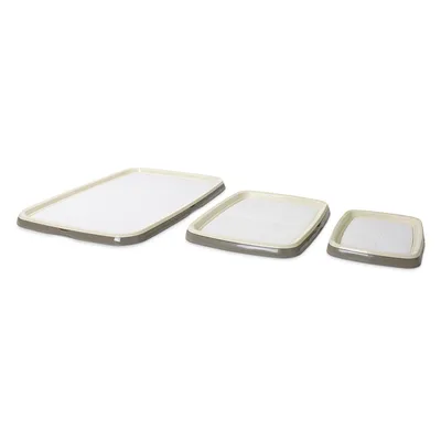 Drei rechteckige Kunststoffunterlagen in verschiedenen Grössen, beige mit weisser Fläche.