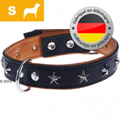 Černý kožený obojek s kovovými hvězdami, velikost S, nápis 'Fabriqué en Allemagne' a německá vlajka na odznaku. Vhodné pro malé psy dle ikony v levém rohu. Černý kožený obojek s kovovými hvězdami, velikost S, nápis 'Fabriqué en Allemagne' a německá vlajka na odznaku. Vhodné pro malé psy dle ikony v levém rohu.