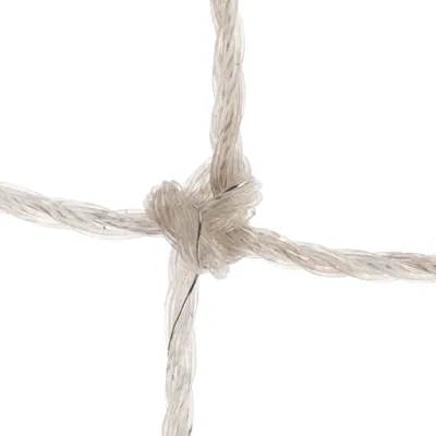 Nahaufnahme eines transparenten, geknoteten Netzmaterials mit quadratischer Struktur.
