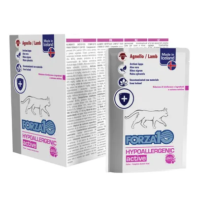Упаковка корма Forza10 Hypoallergenic active для кошек, Agnello/Lamb, Made in Iceland. Видны надписи: Arctium lappa, Aloe vera, Ribes nigrum, Mava sylvestris, Uncontaminated raw materials from Iceland.