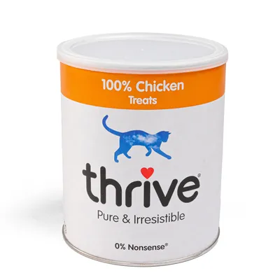 Boîte de friandises pour chats thrive, texte visible : 100% Chicken Treats, Pure & Irresistible, 0% Nonsense. Illustration d’un chat bleu sur l’emballage.