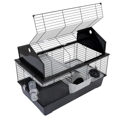 Cage pour rongeur en métal et plastique noir, toit grillagé ouvert, étage intérieur avec rampe, abreuvoir, mangeoire et maisonnette visibles.