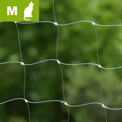 Síť s uzly, čtvercová oka, v levém horním rohu zelené pole s bílou siluetou kočky a písmenem M. Síť s uzly, čtvercová oka, v levém horním rohu zelené pole s bílou siluetou kočky a písmenem M.