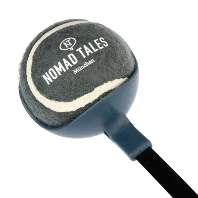 Nomad Tales München tenisový míček se šedým filcovým povrchem a bílým pruhem, připevněný k modrému plastovému držáku.