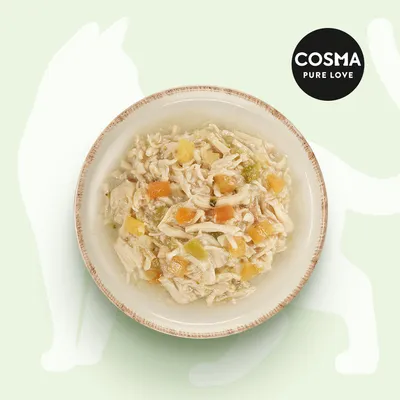 Cosma Pure Love. Skål med kycklingstrimlor och grönsaker i sås, presenterad framför ett kattmotiv.