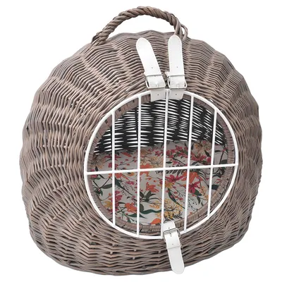 Pyöreä punottu kori, jossa valkoinen metalliritiläovi ja kantokahva. Sisällä kukkakuvioinen pehmuste. Materiaalit: punos, metalli, kangas. Pyöreä punottu kori, jossa valkoinen metalliritiläovi ja kantokahva. Sisällä kukkakuvioinen pehmuste. Materiaalit: punos, metalli, kangas.