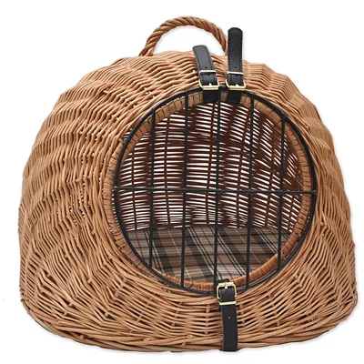 Panier de transport en osier avec poignée, porte grillagée noire et coussin à motif écossais visible à l’intérieur, deux sangles noires avec boucles dorées sur le dessus. Panier de transport en osier avec poignée, porte grillagée noire et coussin à motif écossais visible à l’intérieur, deux sangles noires avec boucles dorées sur le dessus.