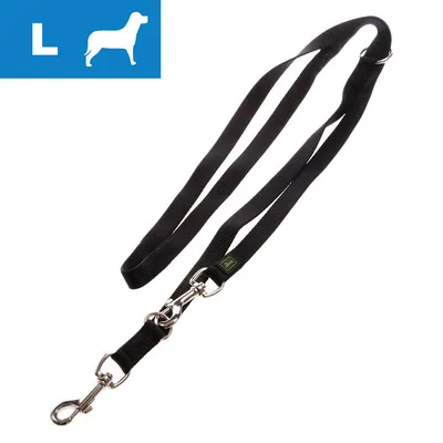 Czarna smycz z metalu i tkaniny, rozmiar L widoczny w lewym górnym rogu na niebieskim tle z ikoną psa.