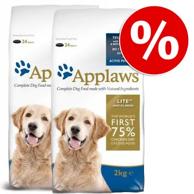 Twee zakken Applaws hondenvoer, LITE voor volwassen honden, 75% kip, 2 kg per zak. Grote rode kortingssymbool met procentteken zichtbaar rechtsboven. Twee zakken Applaws hondenvoer, LITE voor volwassen honden, 75% kip, 2 kg per zak. Grote rode kortingssymbool met procentteken zichtbaar rechtsboven.