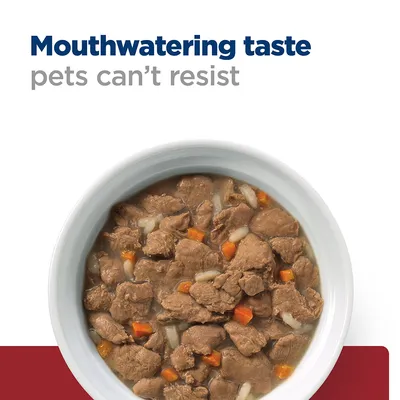 Tálban szaftos húsdarabok zöldségekkel. Felirat: Mouthwatering taste pets can't resist (angol nyelvű szöveg).