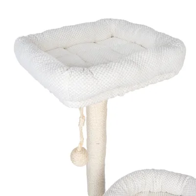 Árbol rascador con zona de descanso acolchada blanca y pelota de juego colgada de una cuerda. Poste envuelto en sisal.