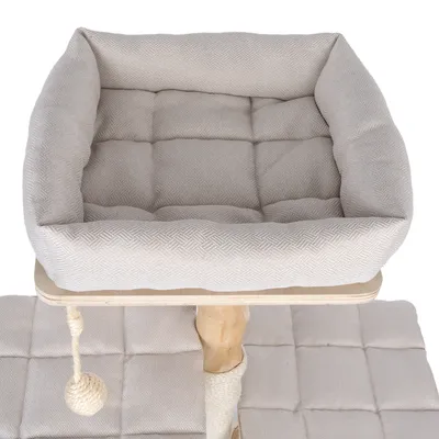 Raapimispuu, jossa beige pehmustettu makuualusta ja leikkipallo narussa.