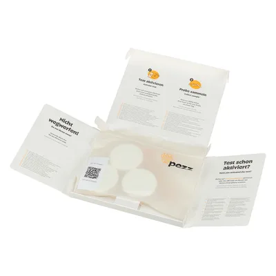 Návod pro Pezz-Testkit: aktivujte test, odeberte vzorek. QR kód viditelný. Upozornění: nevyhazujte! Obal obsahuje důležité informace. Návod pro Pezz-Testkit: aktivujte test, odeberte vzorek. QR kód viditelný. Upozornění: nevyhazujte! Obal obsahuje důležité informace.