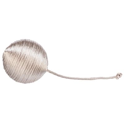 Srebrna piłka z błyszczącego materiału ze sznurkiem, odpowiednia jako zabawka.