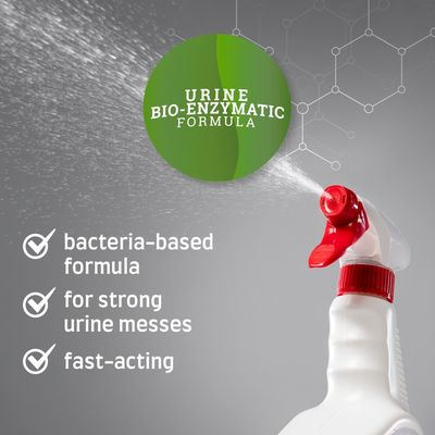 Sprayfles met rode dop, tekst: URINE BIO-ENZYMATIC FORMULA, bacteria-based formula, for strong urine messes, fast-acting. Tekst in het Engels.