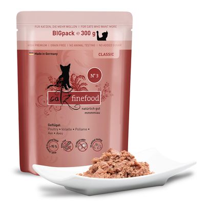 catz finefood No. 3 Gevogelte, BIGpack 300g, Made in Germany, graanvrij, geen dierproeven, zonder toegevoegde suiker, 95% vleesgehalte, Classic, natvoer afgebeeld op een bord.