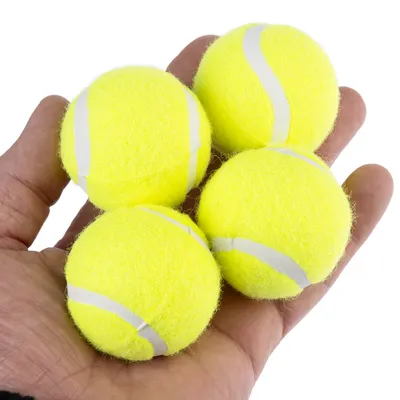 Quattro palline da tennis gialle con strisce bianche, tenute in una mano.