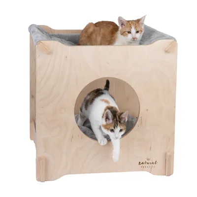 Casa para gatos de madera con dos niveles, cojines grises y gatos. Marca: Natural Paradise.