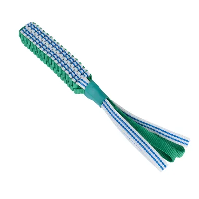 Giocattolo in tessuto verde e bianco con accenti blu, struttura intrecciata e manico flessibile.