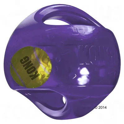 Violetti KONG-leikkipallo, jossa sisäänrakennettu keltainen tennispallo, sopii interaktiiviseen leikkiin. Näkyvä KONG-logo pinnassa.