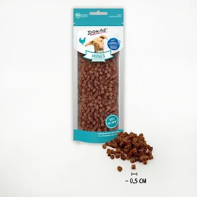 Zak Dokas Minis met kleine bruine blokjes, tekst: '100% kip' en maatindicatie ~0,5 cm. Hondenafbeelding op verpakking zichtbaar.