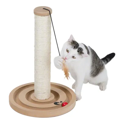 Katt vid klöspelare av rep med träbas, fjäderleksak i snöre och röd boll i spår på basen. Alla delar synliga. Katt vid klöspelare av rep med träbas, fjäderleksak i snöre och röd boll i spår på basen. Alla delar synliga.