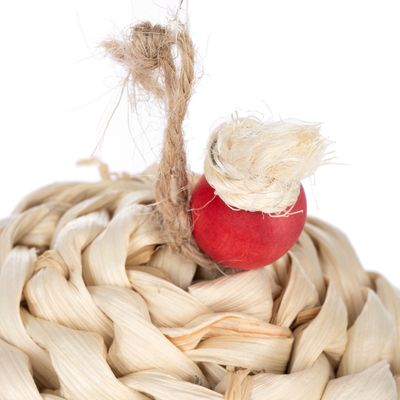 Jouet pour animal en corde tressée beige avec boule rouge en bois et ficelle naturelle visible sur le dessus.