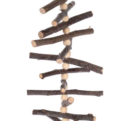 Holzspielzeug aus Naturzweigen und Holzkugeln, geeignet für Kleintiere. Spiralform mit mehreren Ebenen.