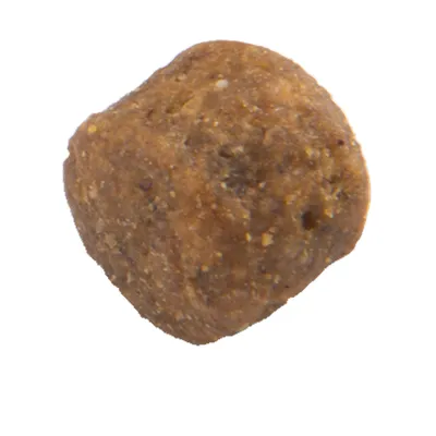 Croquette individuelle de forme ronde, couleur marron, surface légèrement granuleuse, sans marque ni texte visible.