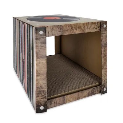 Karton kućica za mačke s dizajnom vinilne ploče i površinom za grebanje unutra.