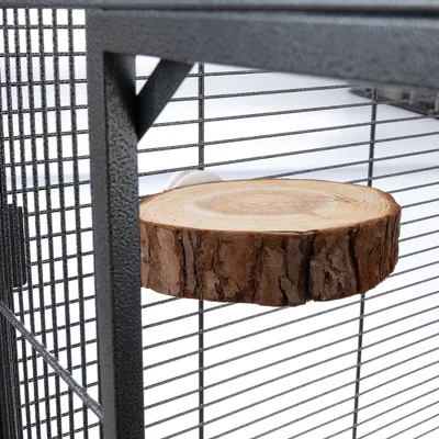 Rund träplattform av naturträ, fäst vid en metallbur med galler. Lämplig som sitt- eller viloplats för smådjur.