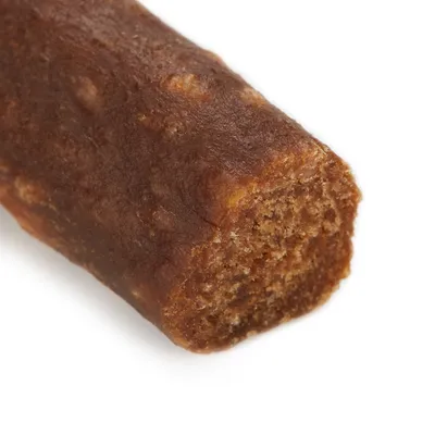 Nahaufnahme eines braunen, weichen Snacks mit poröser Textur, geeignet als Leckerli oder Ergänzung für Haustiere.