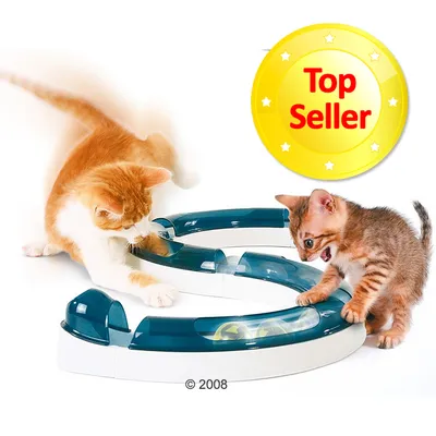 Kaksi kissaa leikkii muovisella radalla, jossa pallo sisällä. Keltainen merkki: Top Seller.