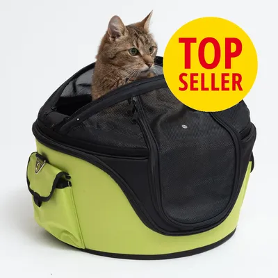 Kissa vihreässä ja mustassa kuljetuslaukussa, pää näkyvissä verkkokankaan läpi. Keltainen ympyrä, jossa punaisella teksti TOP SELLER. Kissa vihreässä ja mustassa kuljetuslaukussa, pää näkyvissä verkkokankaan läpi. Keltainen ympyrä, jossa punaisella teksti TOP SELLER.