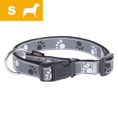 Trixie hundehalsbånd i størrelse S, gråt med sorte og hvide poteaftryk, plastikspænde og metalring synlige. Trixie hundehalsbånd i størrelse S, gråt med sorte og hvide poteaftryk, plastikspænde og metalring synlige.