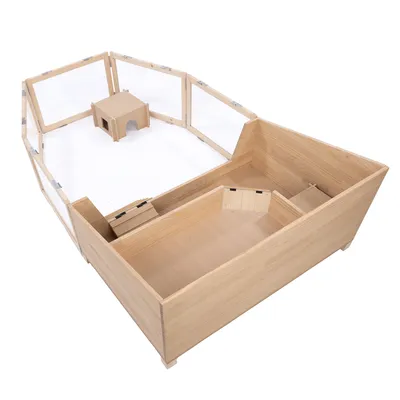 Enclos pour petits animaux en bois avec parois transparentes, rampe d’accès et maisonnette intérieure. Matériau visible : bois et panneaux transparents.