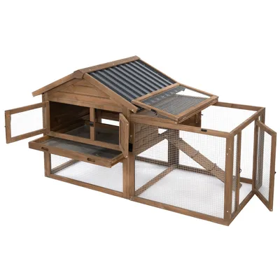 Clapier en bois avec toit en plastique ondulé, portes et trappes ouvertes, grillage métallique sur les côtés, rampe d’accès intérieure visible.