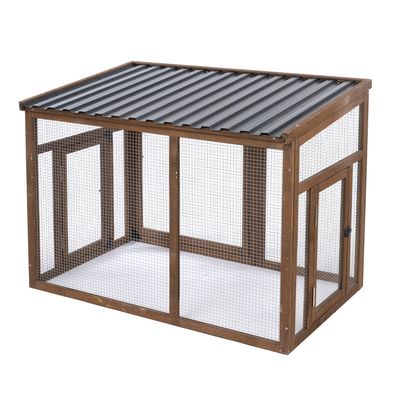 Drevený výbeh s kovovými mrežovými stenami a vlnitou strechou, obdĺžnikový tvar, dvoje dvere na prístup.