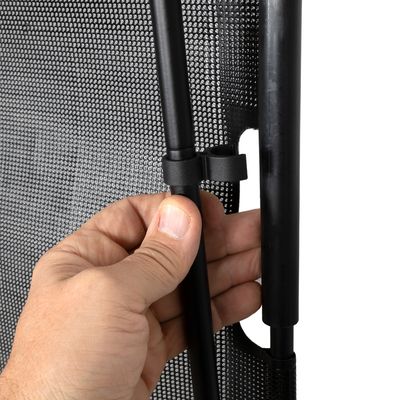 Hand toont montage van een zwarte kunststof clip op een metalen frame met netstof.