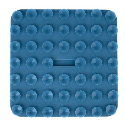 Kvadratisk blå matta med upphöjda knoppar och en rektangulär slits i mitten, lämplig för interaktiv användning eller utfodring.