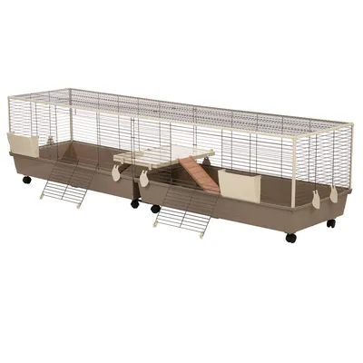 Grande cage rectangulaire en métal et plastique avec trois portes frontales, deux bacs à foin, une plateforme centrale, une rampe et quatre roulettes visibles sous la base.