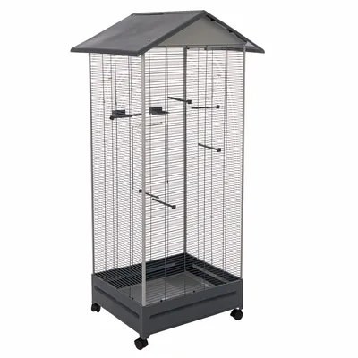 Grande cage à oiseaux en métal avec toit incliné, plusieurs perchoirs intérieurs et bac amovible, montée sur roulettes noires.