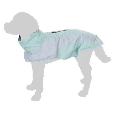 Manteau imperméable pour chien, tissu synthétique bleu clair et gris, fermeture éclair visible sur le dos, col montant couvrant le cou. Chien en silhouette grise.